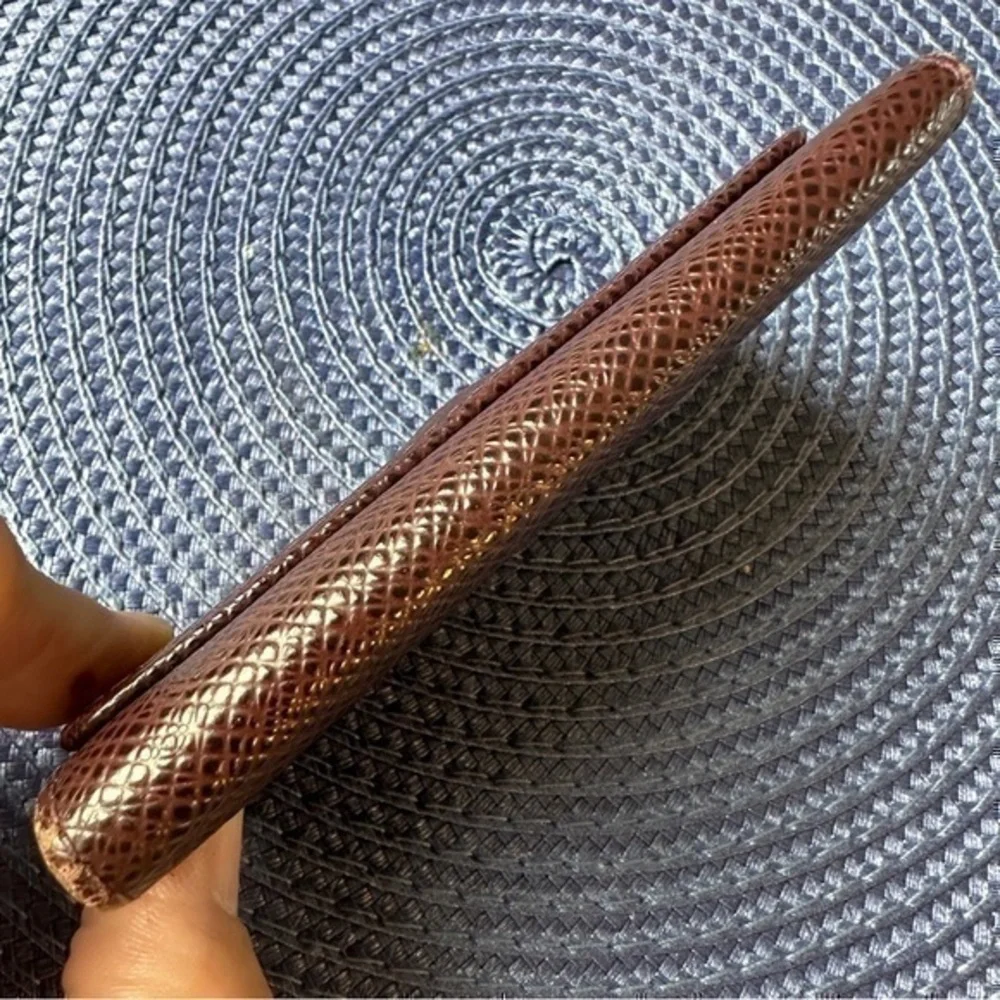 AUTHENTIC Louis Vuitton keycase. Brown Epi leather.